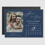 Moderne Blauwe Elegante Script Foto Opslaan De Dat Magnetische Uitnodiging<br><div class="desc">Modern blauw |Ceruleaanse achtergrond Elegant Script 'Save the Date' Magnetische Kaart met aangepaste kalender met een prachtige foto. Laat je familie, vrienden en collega’s weten dat je met deze elegante kaart een datum hebt vastgesteld voor je huwelijksfeest. Als u de ringmarkering wilt verplaatsen > klik op blauw ‘Personaliseren’ > klik...</div>
