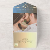 Moderne blauwe en gouden geometrische bruiloft all in one uitnodiging (Buitenkant)