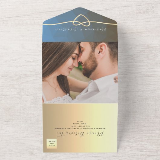 Moderne blauwe en gouden geometrische bruiloft all in one uitnodiging (Buitenkant)