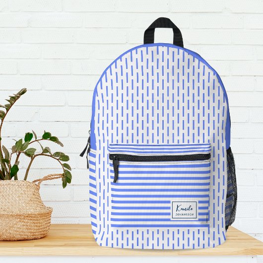 Moderne blauwe en witte strepen monogram bedrukte rugzak