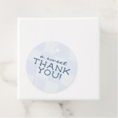 Moderne blauwe geruite baby shower bedankjes labels (In situ)