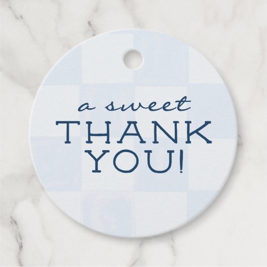Moderne blauwe geruite baby shower bedankjes labels (Voorkant)