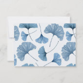 Moderne Blauwe Ginkgo Blad Bruiloft RSVP Kaart (Achterkant)