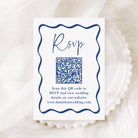 Moderne blauwe golvende kader QR-code trouw-RSvp Informatiekaartje