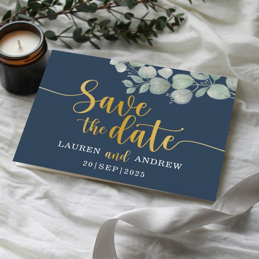 Moderne Blauwe & Gouden Eucalyptus Save the Date Briefkaart