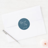 Moderne Blauwe Handgeschreven Script Elegante Trou Ronde Sticker (Envelop)