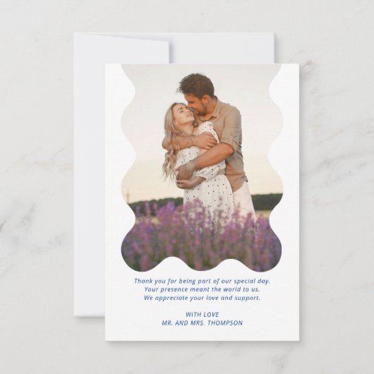 Moderne Blauwe Lavendel Wave Border Foto Bruiloft Bedankkaart (Achterkant)