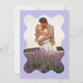 Moderne Blauwe Lavendel Wave Scallop Foto Bruiloft Kaart (Achterkant)