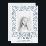 Moderne Blauwe Liefde & Licht Chanoeka Foto Feestdagenkaart<br><div class="desc">Een modern ontwerp van de Chanoeka-fotokaart, met een met de hand geïllustreerde rand gemaakt met gebladerte en kastanjes en een gedurfde koptekst die "liefde en licht" leest in een prachtige lichte marineblauwe kleur. Personaliseer met uw familienaam en favoriete afbeelding. Het afbeelding heeft een zwart-wit filter dat kan worden verwijderd wanneer...</div>