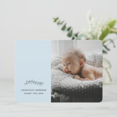 Moderne blauwe minimalistische geboorteaankondigin kaart (Staand voorkant)