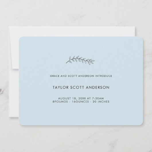 Moderne blauwe minimalistische geboorteaankondigin kaart (Achterkant)