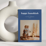 Moderne blauwe minimalistische Hanukkah familie fo Feestdagenkaart<br><div class="desc">Vier Chanoeka met deze elegante, minimalistische familiefotokaart. Met een blauwe rand en ruimte voor een gepersonaliseerde familienaam en jaar, is dit moderne ontwerp een prachtige manier om vakantiegroeten te sturen. Perfect voor het delen van familiemomenten en het vieren van het festival van lichten, deze kaart benadrukt eenvoud en elegantie, waardoor...</div>