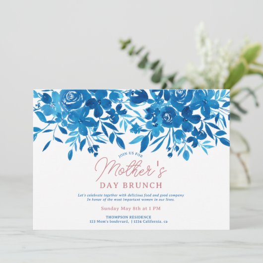 Moderne blauwe moederdag brunch met bloemen script kaart (Staand voorkant)