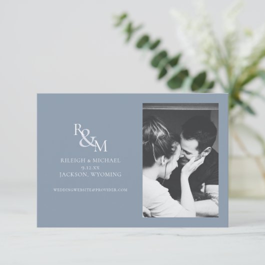 Moderne Blauwe Monogram Save the Date Foto (Staand voorkant)