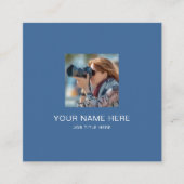 Moderne blauwe oproepkaart met witte typografie contactkaartje (Voorkant)