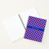 Moderne blauwe rode witte gestippelde diamanten op notitieboek (Binnen)