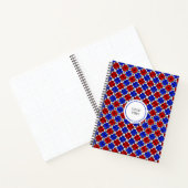 Moderne blauwe rode witte gestippelde diamanten op notitieboek (Binnen)