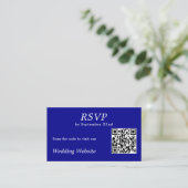 Moderne Blauwe RSVP Huwelijkswebsite QR Code Informatiekaartje (Staand voorkant)