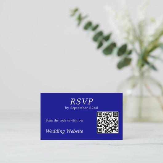 Moderne Blauwe RSVP Huwelijkswebsite QR Code Informatiekaartje (Staand voorkant)