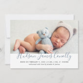 Moderne blauwe script baby jongen foto geboorteaan aankondiging (Voorkant)