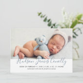 Moderne blauwe script baby jongen foto geboorteaan aankondiging (Staand voorkant)