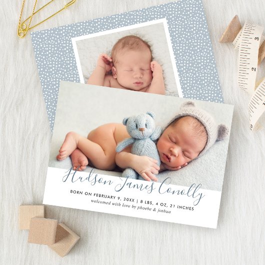 Moderne blauwe script baby jongen foto geboorteaan aankondiging