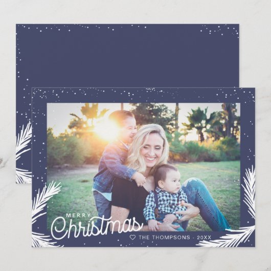 Moderne Blauwe Sneeuwrijke Pijnboomnaald Typografi Feestdagenkaart (Voorkant / Achterkant)