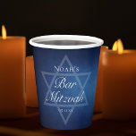 Moderne Blauwe Ster van David Formele Bar Mitzvah  Papieren Bekers<br><div class="desc">Mooie diepe tinten donkerblauw creëer een textuur als water op deze formele Bar Mitzvah feestbeker. Elegant wit minimalistisch script op feestdecor met de naam van uw zoon op de subtiele ster van David om zijn Joodse volwassenheid te vieren.</div>