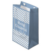 Moderne Blauwe Strepen Script Prettig Kerstfeest Klein Cadeauzakje (Voorkant Gekanteld)