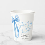 Moderne blauwe strik Ze gaat trouwen Bruids douche Papieren Bekers (Achterkant)