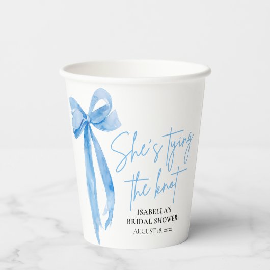 Moderne blauwe strik Ze gaat trouwen Bruids douche Papieren Bekers (Achterkant)