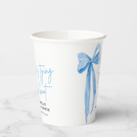 Moderne blauwe strik Ze gaat trouwen Bruids douche Papieren Bekers (Links)