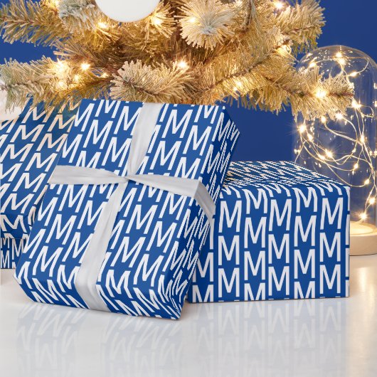 Moderne blauwe, witte initiaal op maat cadeaupapier (Feestdagen)