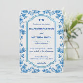Moderne Blauwe & Witte Overlay Bloemen bruiloft Kaart (Staand voorkant)