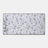 Moderne  Blauwe & Witte Wildflower Aangepaste Naam Bureaumat (Voorkant)