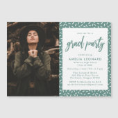 Moderne Blauwgroen groene script foto afstudeerfee Magnetische Uitnodiging (Voorkant)