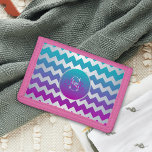 Moderne Blauwgroen Paarse roze ombre Zigzag Lines  Drievoud Portemonnee<br><div class="desc">Trendy modern gepersonaliseerd drievoudig mapontwerp met zilveren zigzaglijnen op blauwgroen/paarse/gradiëntachtergrond. De tekst kan volledig worden aangepast.</div>