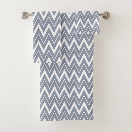 Moderne Bleekgrijze Witte Chevron Gestreepte Bad Handdoek (Insitu)