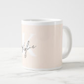 Moderne Bleke perzik gepersonaliseerde monogram na Grote Koffiekop (Voorkant rechts)