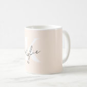 Moderne Bleke perzik gepersonaliseerde monogram na Koffiemok (Voorkant rechts)