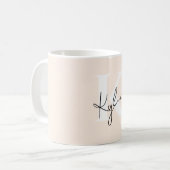 Moderne Bleke perzik gepersonaliseerde monogram na Koffiemok (Voorkant links)