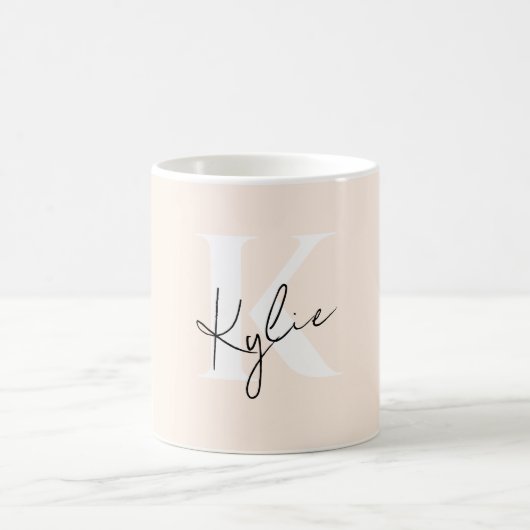 Moderne Bleke perzik gepersonaliseerde monogram na Koffiemok (Center)