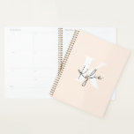 Moderne Bleke perzik gepersonaliseerde monogram na Planner<br><div class="desc">Blijf in stijl georganiseerd met deze Modern Personalized Planner, met een zacht bleke perzik pastelachtergrond en een strak warmgrijs monogram of naam op de cover. Ontworpen met minimalisme en elegantie in het achterhoofd, is deze planner perfect voor dagelijkse planning, het stellen van doelen, journaling of het plannen van uw jaar...</div>
