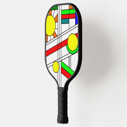 Moderne blik met een verfijnd glas pickleball paddle (Links)
