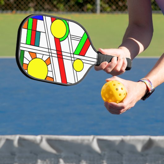 Moderne blik met een verfijnd glas pickleball paddle (Insitu)