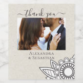 Moderne Bloem Grijs Tan Wit Gepersonaliseerde Brui Wijn Etiket (Enkel label)