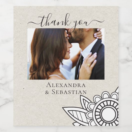 Moderne Bloem Grijs Tan Wit Gepersonaliseerde Brui Wijn Etiket (Enkel label)