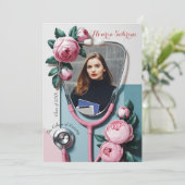 Moderne Bloem Roze Rozen Stethoscoop Afstuderen Aankondiging (Staand voorkant)