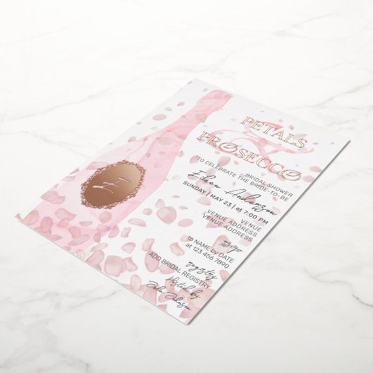 Moderne bloemblaadjes & Prosecco Roze Rose Vrijgez Folie Uitnodiging (Gedraaid)