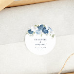 Moderne Bloemen Elegante Dusty Blue Wedding Ronde Sticker<br><div class="desc">Pas dit retouradreslabel aan door op de knop "Personaliseren" te klikken. TIP: Geweldig voor verrassingsfeesten,  baby showers,  huwelijksreceptie en pensioenfeesten.</div>